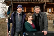 Dr. Martin Gruber (Hans Sigl, r.), Hans Gruber (Heiko Ruprecht, l.) und Lilli Gruber (Ronja Forcher, M.) vor dem Gruberhof.