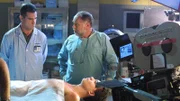 Der 14-jährige Dylan Buckley (Zane Holtz, lieg.) wurde tot im Haus seiner Psychiaterin gefunden. Starb er an einem epileptischen Anfall? Dr. Robbins (Robert David Hall, r.) berichtet Nick (George Eads) von seinen ersten Untersuchungsergebnissen.