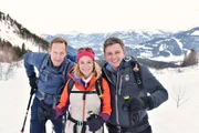 Das Winterspecial "Der Bergdoktor" mit Heiko (Stephan Kampwirth, l.) und Hermine Stubben (Nadeshda Brennicke, M.) sowie Martin Gruber (Hans Sigl, r.).