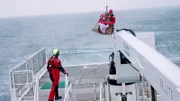 Überlebender Seemann wird per Helikopter auf die HERMANN MARWEDE gebracht.