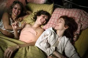 Vera (Caro Kult), Charlotte (Liv Lisa Fries, Mitte) und ihre Schwester Toni (Irene Böhm, re.)