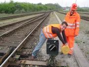 Willi Weitzel lässt sich von einem Bahnangestellten die Arbeit auf dem Rangierbahnhof erklären.