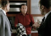 V.l.: Detective Lennie Briscoe (Jerry Orbach), Mike Foster (Tony Lo Bianco) und Detective Ed Green (Jesse L. Martin).
