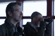 Die Polizisten Ignace (Lucas Van den Eynde, l.) und Marc Gevers (Robbie Cleiren) beobachten den von langer Hand geplanten Drogendeal mit Ferry Bouman. Wird er ihnen endlich in die Falle tappen?