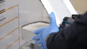 Ein Paket mit mutmaßlichen Betäubungsmitteln wird in einem manipulierten Maschinenteil einer Sendung gefunden.