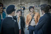 Im Aufenthaltsraum der Band Wildwood wurde Marihuana gefunden. Shirley Trewlove (Dakota Blue Richards, l.) und Endeavour Morse (Shaun Evans, r.) befragen die Bandmitglieder Nick (Will Payne, 2. v. l.) und Ken Wilding (Michael Fox, 2. v. r.) dazu.