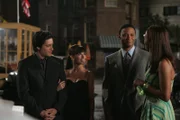 Andrea (Aisha Tyler, r.) soll mit dem Feuerwehrmann Will (David Ramsey, 2.v.r.) verkuppelt werden. ein gemeinsame Abendessen mit Melinda (Jennifer Love Hewitt, 2.v.l.) und Jim (David Conrad, l.) soll zum Ziel führen ...