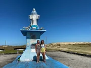 Rio Grande do Sul in Brasilien. Ausflug zum Cassino Beach mit den Passagierinnen Lisa Forster und Christine Spindler vor einer Statue von der brasilianischen Meeresgöttin Jemanja.