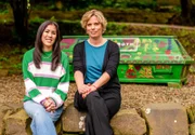 Mai Thi Nguyen-Kim mit der Bestattungsunternehmerin Hanna Roth im Bestattungsinstitut Pütz-Roth, wo sie zum ersten Mal in ihrem Leben einer Toten begegnet und diese für ihr Begräbnis mit vorbereitet.