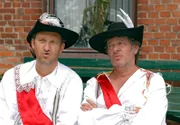 NDR Fernsehen NEUES AUS BÜTTENWARDER, "Karneval", am Freitag (17.02.12) um 22:00 Uhr. v.r.n.l.: Adsche (Peter-Heinrich Brix) und Brakelmann (Jan Fedder).