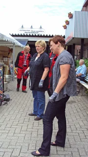 Die Töchter Bianca (links) und Silke (rechts) beim Ausmisten.Die TĂ¶chter Bianca (links) und Silke (rechts) beim Ausmisten.