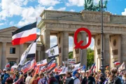 "Querdenker" und Co. protestieren mit historischen Reichsflaggen gegen die Corona-Politik.