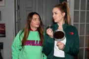 Emily  (Anne Menden, l.) und Jessica (Nina Ensmann) freuen sich, dass Kate eine Freundin gefunden hat.