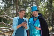 Fritz Fuchs (Guido Hammesfahr, l.) pflegt eine verletzte Taube. Und auch David Paschulke (Daniel Zillmann, r.) aka "Magic Paschulko" ist von dem Tier und seinen Superkräften beeindruckt.