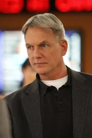 Robert Banks, ein hochgeachteter Psychologe, der für eine Geheimabteilung des Pentagons tätig war, wird erhängt in seinem Haus aufgefunden. Gibbs (Mark Harmon) und sein Team ermitteln ...