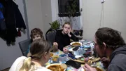 Das Leben der 21-Jährigen Cindy (Mitte) scheint sich geordnet zu haben. Sie wohnt mit ihrem Freund in einem Haus und hat einen Job. Nur ihre Kinder fehlen noch.