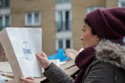 Ohne auf die Hilfe anderer bauen zu können, geht Eve (Sandra Oh) jeder Spur nach. Egal, wie unbedeutend sie scheinen mag.