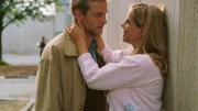 Lollo (Isabella Schmid) hat ein Auge auf Kommissar Daniel Fuchs (Rainer Frank) geworfen, der den Mord an Zöllner aufklären soll.