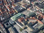 Luftbild der Münchner Innenstadt mit Max-Joseph-Platz, Nationaltheater, Marstall, dem südlichen Teil der Residenz und dem Marienhof.