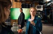 V.l.: Wiebke Möller (Bea Brocks), Tjark Wolf (Hendrik Duryn) und Femke Folkmer (Pia Barucki) unterhalten sich in der Halle, in der der erschossene Ralf Bevenkamp normalerweise sein Therapie-Training absolvierte.