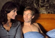 ARD STURM DER LIEBE FOLGE 1213, am Montag um 15:10 Uhr im ERSTEN. Markus (Tobias Dürr, r.) erfährt von Barbara (Nicola Tiggeler, l.), dass Eva "nur" die Nanny von Roberts Tochter ist.