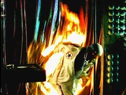Bei einem Großbrand im Club "Decent" bricht Panik aus! Viele junge Menschen werden bei der Flucht aus der Disco zu Tode getrampelt...