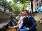 Marijke Amado und Mirko Scheffe (rechts) unterwegs in den Grachten von Amsterdam.