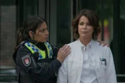 Isa (Lilli Hollunder, l.) macht sich Sorgen um Jasmin (Gerit Kling, r.), die die Konsequenzen tragen muss, die ihr Gespräch mit Suri zur Folge haben.
