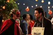 Wie jedes Jahr nimmt Ted (Josh Radnor, r.) an der Halloween Party teil, die immer auf dem Dach des Hauses stattfindet, in dem er wohnt. Da er dort vor vier Jahren ein hübsches Mädchen im Kürbiskostüm kennen gelernt, aber leider ihre Telefonnummer verloren hat, hofft er, sie jetzt wieder zu treffen. Barney (Neil Patrick Harris, l.) kann an einen solchen Zufall nicht glauben ...