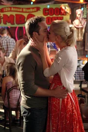 Es scheint, als könne ihrer Liebe rein gar nichts etwas anhaben: Lemon (Jaime King, r.) und George (Scott Porter, l.) ...