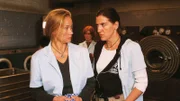 Walter (Katy Karrenbauer, re.) will Dagmar (Kristiane Kupfer) an Fuchs ausliefern, damit sie nicht alle zusammen als Mörder von Zöllner auffliegen.