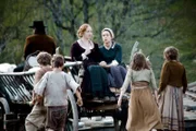 L-R: Rosa Koelbl (Brigitte Hobmeier), Anna Koelbl (Pippa Galli).