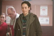 Nachdem ihre Tochter von Zuhause abgehauen ist, macht sich Tina Noakes (Sian Clifford, r.) auf die Suche nach ihr. Dazu stattet sie zuerst Karl (Tony Pritchard, M.) und Mandy (Pooky Quesnel, l.) in ihrem beliebten Imbiss einen Besuch ab.
