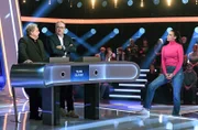 Moderatorin Esther Sedlaczek (r.) mit den Kandidaten des Teams "Oliver": Dem Comedian und Satiriker Oliver Kalkofe (l. ) und dem Moderator und Satiriker Oliver Welke (2.v.l.).