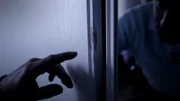 In der Wohnung der Ermordeten finden die Ermittler Blutspuren.