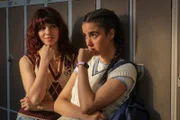Cara (Asha Banks, r.) und Lauren (Yali Topol-Margalith, l.) überlegen, wie sie erfahren können, wo die berüchtigte "Calamity-Party" stattfinden wird.