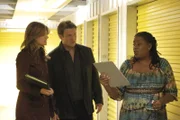 Die Vermieterin von Lagerräumen (Carlease Burke, r.) ist etwas überrascht, als Castle (Nathan Fillion, M.) und Beckett (Stana Katic, l.) mit einem Hausdurchsuchungsbefehl vor ihr stehen ...