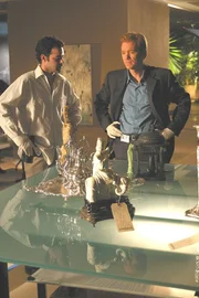 Ein Mann mit einer perfekten Fassade: Der Mordfall lässt Horatio (David Caruso, r.) und Tim (Rory Cochrane, l.) hinter die Kulissen des wohlhabenden Thomas Carpenter blicken ...