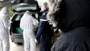 Als die Polizei das Fahrzeug des Hauptverdächtigen durchsucht, finden sie ein Blaulicht.