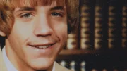Im April tötet Bruce Lindahl den 18-jährigen Charles Huber mit 28 Messerstichen. Bei dem Angriff verletzt Lindahl sich so schwer, dass er noch am Tatort verblutet.