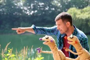 Der Reiseführer (Simon Böer) zeigt Jan & Henry den See.