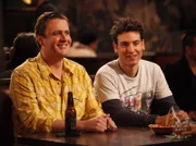 Ted (Josh Radnor, r.) und Marshall (Jason Segel, l.) erfahren, dass eins ihrer Lieblingsausflugsziele, eine spektakulär miese Pizzeria in Chicago, dichtmacht. Aus diesem Grund beschließen sie, noch einmal ihre Studentenzeit aufleben zu lassen ...