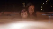 Kim De Rooij (Anna Drijver, r.) und Danielle Bouman (Elise Schaap, l.) haben MDMA eingeworfen und verlustigen sich in einem Whirlpool.