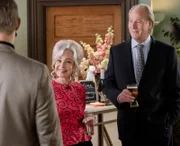 Connie "Meemaw" Tucker (Annie Potts, l.); Coach Dale Ballard (Craig T. Nelson, r.)