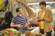 Nachdem eine Adoption fehlgeschlagen ist, bekommen Walden (Ashton Kutcher, r.) und Alan (Jon Cryer, l.) ein Pflegekind. Die beiden setzen sich total ins Zeug, um dem Jungen zu gefallen ...