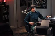 Howard (Simon Helberg) lässt sich von seinem Roboterarm massieren, wobei er auf die Idee kommt, seine Konstruktion zu einem intimeren Zweck zu verwenden?