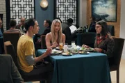 Penny (Kaley Cuoco, M.) startet einen neuen Verkupplungsversuch zwischen Sheldon (Jim Parsons, l.) und Amy (Mayim Bialik, r.).