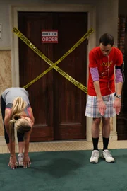 Penny will Sheldon bei seinem Plan, die Ernährung umzustellen und regelmäßig Joggen zu gehen, unterstützen.