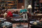 Leonard (Johnny Galecki, r.) stellt fest, dass er der Einzige ohne Freundin ist, während Sheldon (Jim Parsons, l.) versucht, seine Freundin Amy wieder loszuwerden ...