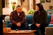 Adam Burns (Matt LeBlanc, l.); Andi Burns (Liza Snyder, r.)